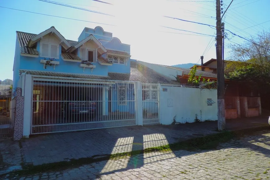 Foto 1 de Casa com 4 Quartos à venda, 255m² em Parque São Jorge, Florianópolis