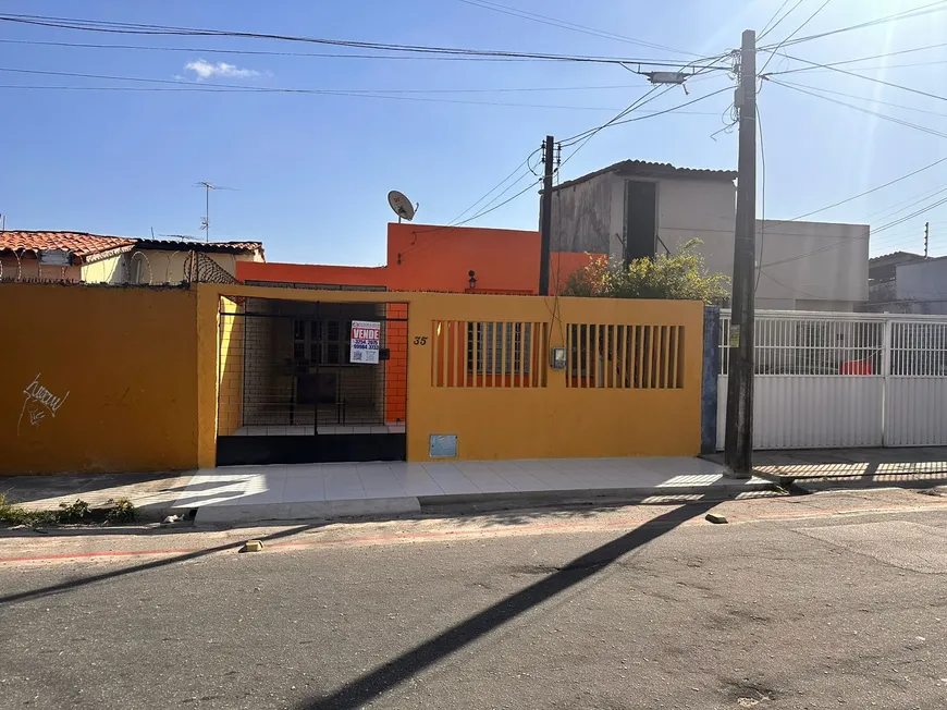 Foto 1 de Casa com 3 Quartos para alugar, 131m² em Montese, Fortaleza