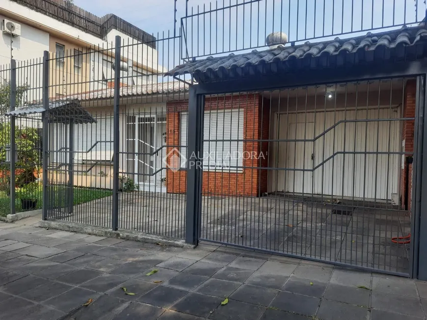 Foto 1 de Casa com 4 Quartos à venda, 180m² em Jardim Lindóia, Porto Alegre