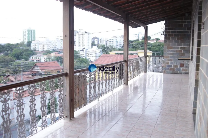 Foto 1 de Casa com 3 Quartos para alugar, 360m² em Ouro Preto, Belo Horizonte