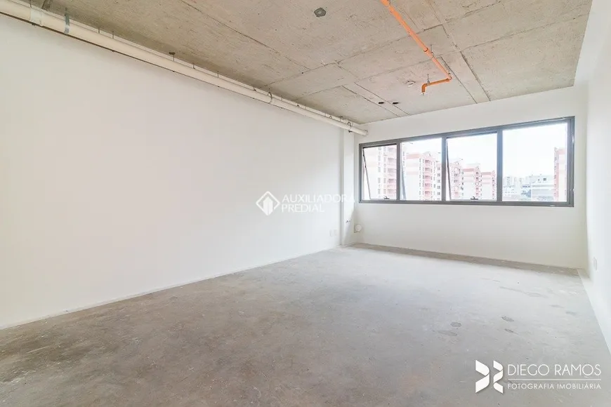 Foto 1 de Sala Comercial para alugar, 39m² em Passo da Areia, Porto Alegre