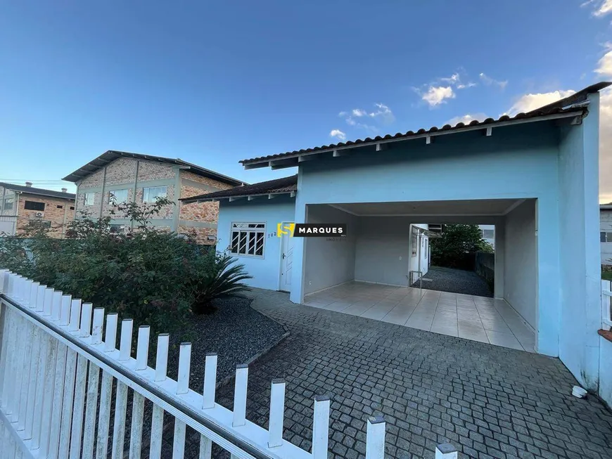 Foto 1 de Casa com 2 Quartos para alugar, 115m² em Aventureiro, Joinville