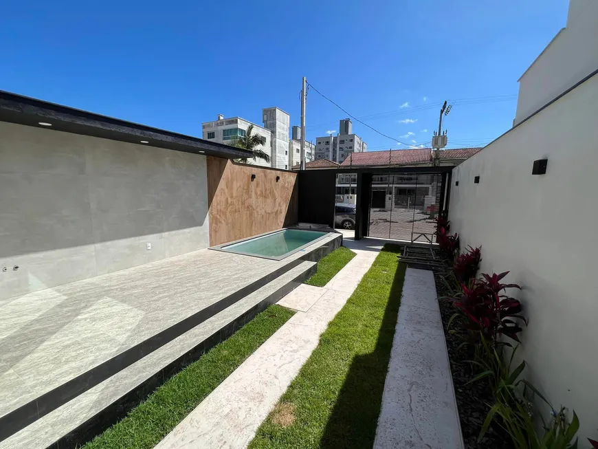 Foto 1 de Casa com 3 Quartos à venda, 107m² em Centro, Camboriú