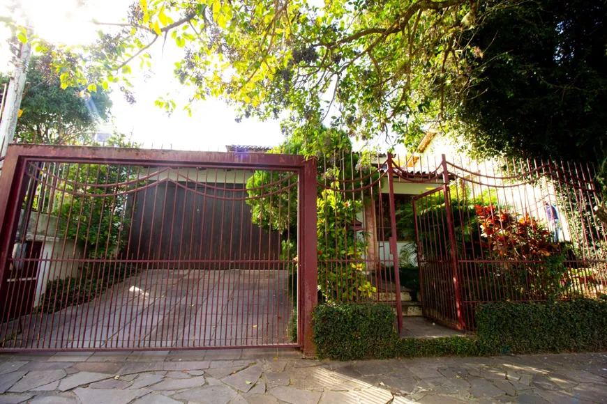 Foto 1 de Casa com 3 Quartos à venda, 342m² em Passo da Areia, Porto Alegre