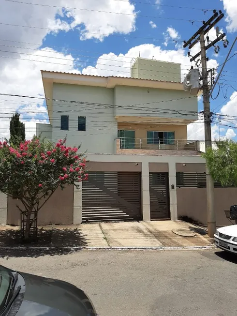 Foto 1 de Sobrado com 4 Quartos à venda, 630m² em Vila Oswaldo Rosa, Goiânia