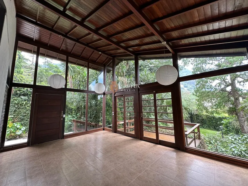 Foto 1 de Casa de Condomínio com 4 Quartos à venda, 243m² em Granja Comary, Teresópolis