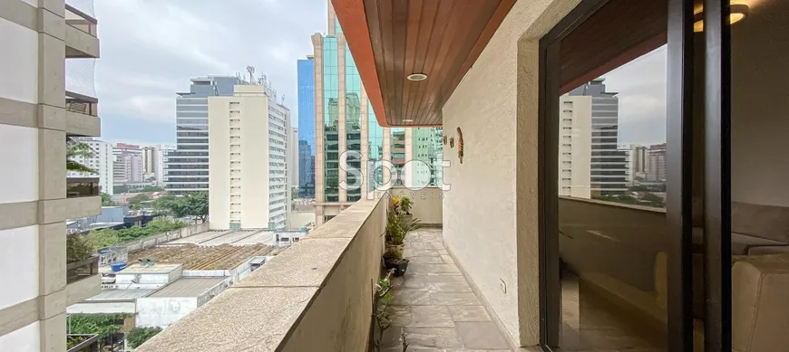 Foto 1 de Apartamento com 4 Quartos à venda, 240m² em Itaim Bibi, São Paulo