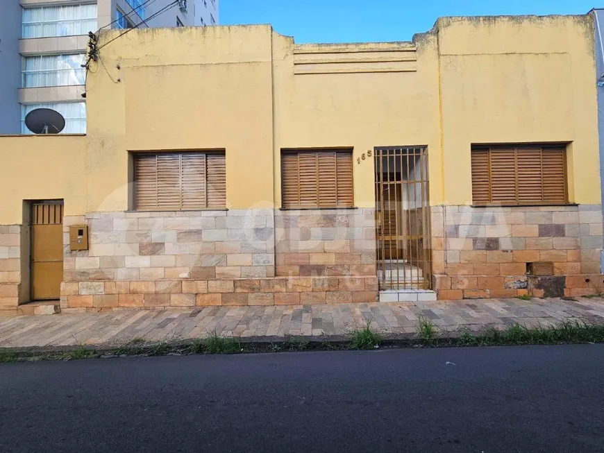 Foto 1 de Casa com 3 Quartos para alugar, 103m² em Fundinho, Uberlândia