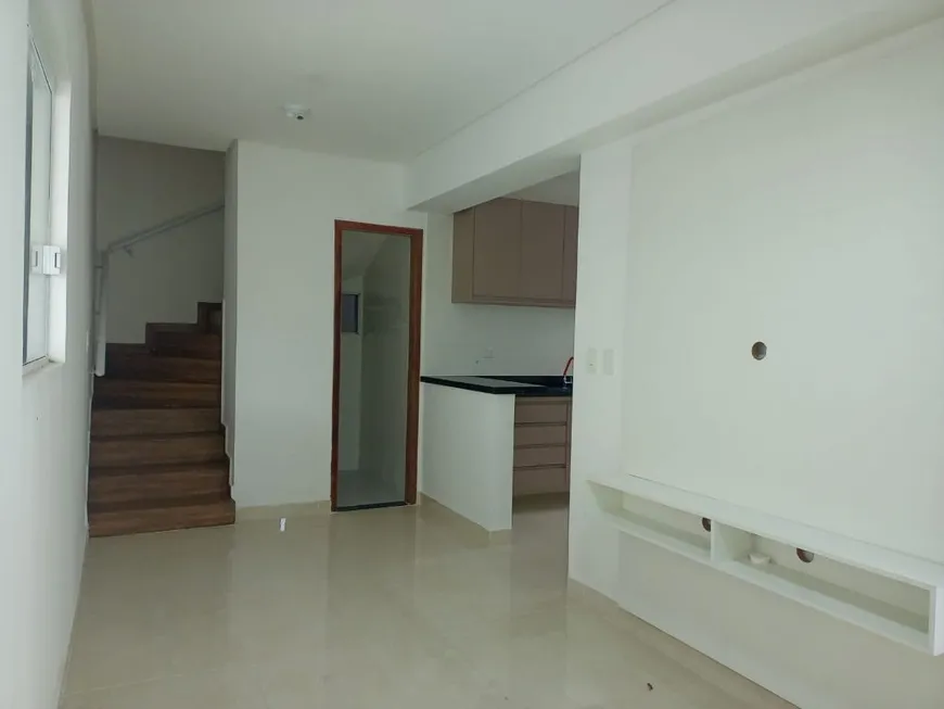 Foto 1 de Casa de Condomínio com 2 Quartos para alugar, 49m² em Vila Tupi, Praia Grande