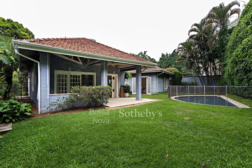 Foto 1 de Casa com 4 Quartos para venda ou aluguel, 356m² em Jardim Guedala, São Paulo