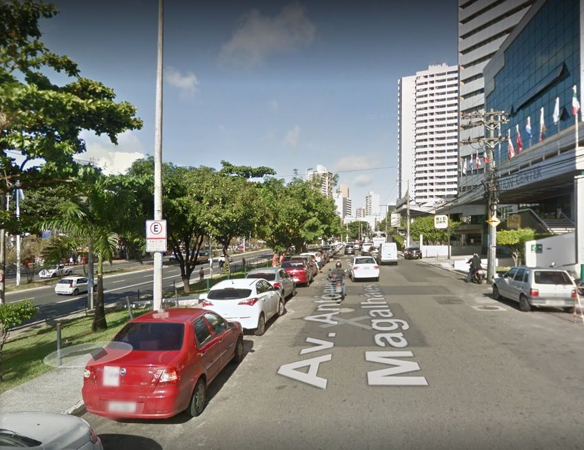 Sala Comercial na Avenida Antônio Carlos Magalhães, 771, Itaigara em Salvador, por R 1.100/Mês