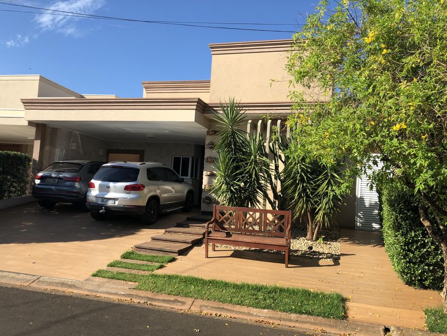 Casa de Condomínio na Rua General Glicério, Residencial Village Damha