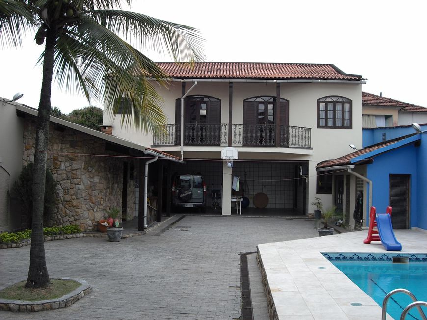 Casa na Rua das Azaléas, 395, Vila Valqueire em Rio de Janeiro, por R