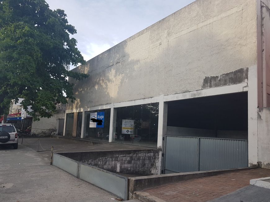 Loja Comercial na Alameda das Espatódeas, Caminho Das Árvores em