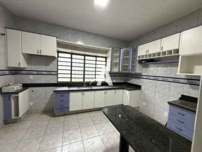 Apartamento com 3 Quartos para alugar, 150m² no Jardim das Palmeiras, Uberlândia