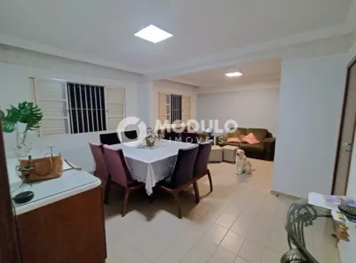 Casa com 4 Quartos à venda, 242m² no Vigilato Pereira, Uberlândia
