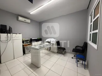 Casa com 3 Quartos à venda, 122m² no Santa Mônica, Uberlândia