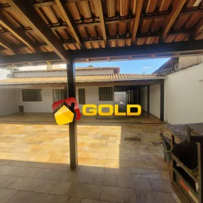 Casa com 3 Quartos para alugar, 250m² no Santa Mônica, Uberlândia