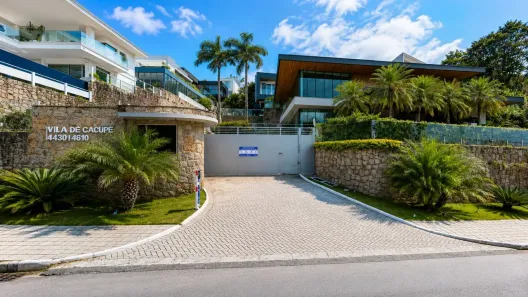 Casa de Condomínio com 3 Quartos para alugar, 500m² no Cacupé, Florianópolis