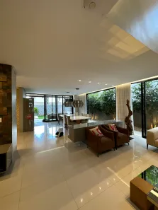 Sobrado com 4 Quartos para alugar, 289m² no Jardins Valência, Goiânia