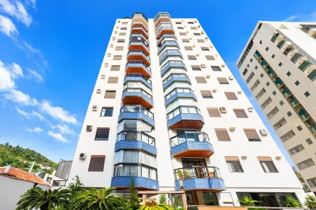Apartamento com 2 Quartos para alugar, 100m² no Centro, Florianópolis