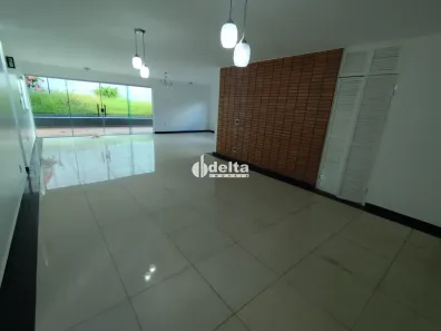 Casa com 3 Quartos para alugar, 250m² no Tabajaras, Uberlândia