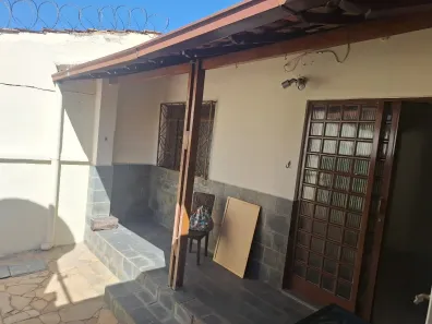 Casa com 2 Quartos para alugar, 80m² no Santa Tereza, Belo Horizonte