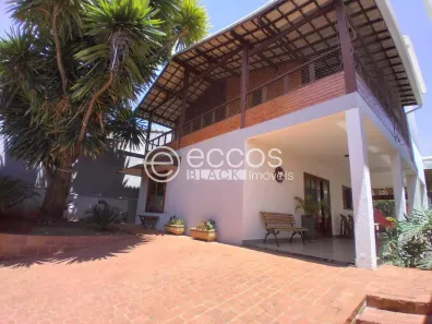 Casa com 4 Quartos à venda, 246m² no Cidade Jardim, Uberlândia