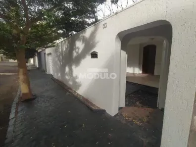 Casa com 3 Quartos para alugar, 250m² no Saraiva, Uberlândia