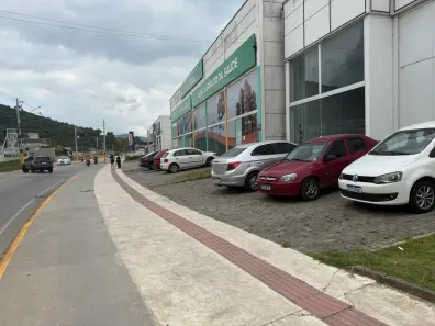 Galpão/Depósito/Armazém para alugar, 325m² no Centro, Camboriú