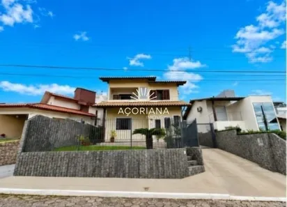 Casa com 3 Quartos para alugar, 200m² no Campeche, Florianópolis