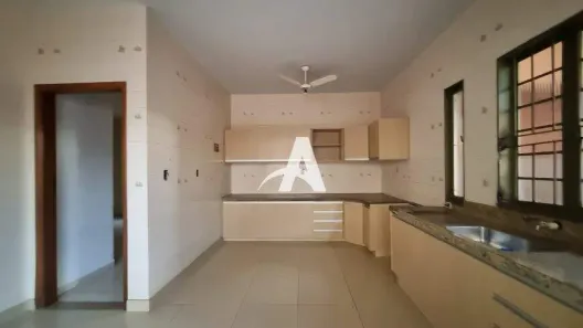 Casa com 3 Quartos para alugar, 250m² no Santa Mônica, Uberlândia