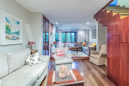 Sobrado com 4 Quartos à venda, 220m² no Três Figueiras, Porto Alegre