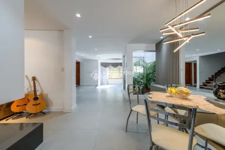 Casa com 4 Quartos à venda, 310m² no Chácara das Pedras, Porto Alegre