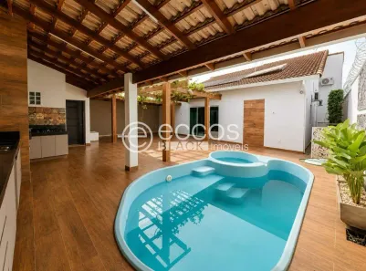 Casa com 3 Quartos para alugar, 235m² no Cidade Jardim, Uberlândia