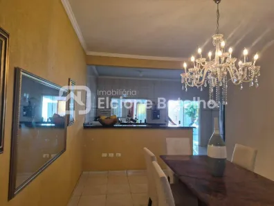 Casa com 3 Quartos à venda, 224m² no Santa Mônica, Uberlândia