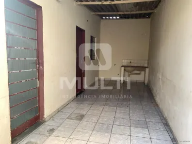 Casa com 2 Quartos para alugar, 50m² no Osvaldo Rezende, Uberlândia
