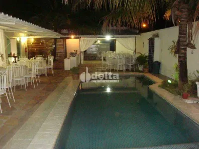 Casa com 6 Quartos à venda, 400m² no Umuarama, Uberlândia