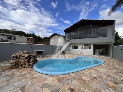 Casa com 4 Quartos para alugar, 300m² no Atiradores, Joinville