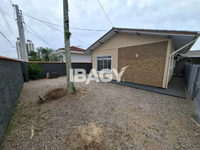 Casa com 2 Quartos para alugar, 52m² no Centro, Palhoça