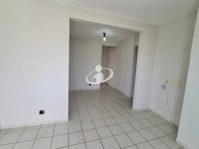 Apartamento com 2 Quartos para alugar, 75m² no Umuarama, Uberlândia
