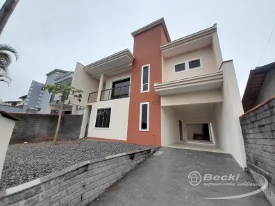 Casa com 3 Quartos para alugar, 190m² no João Costa, Joinville