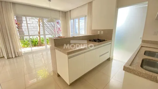 Casa de Condomínio com 3 Quartos para alugar, 150m² no Granja Marileusa, Uberlândia