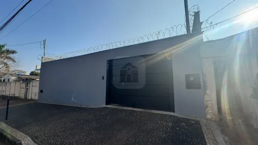 Casa com 3 Quartos para alugar, 180m² no Daniel Fonseca, Uberlândia