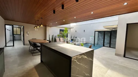 Casa com 4 Quartos à venda, 230m² no Cidade Jardim, Uberlândia