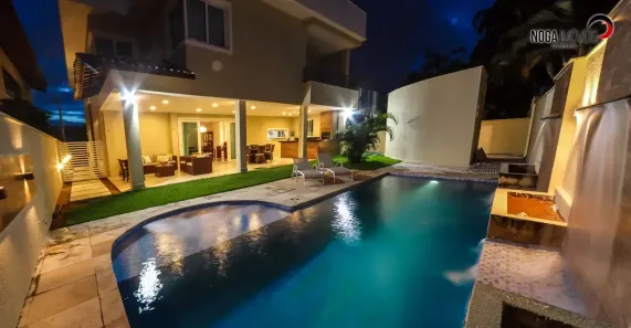 Sobrado com 5 Quartos à venda, 400m² no Candelária, Natal