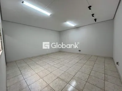 Ponto Comercial para alugar, 45m² no Cândida Câmara, Montes Claros