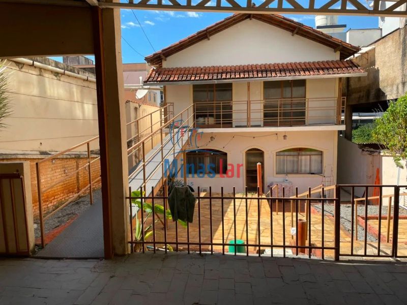 Casa com 5 quartos — Sagrada Família, Belo Horizonte