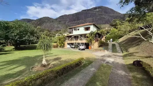 Casa com 4 Quartos à venda, 240m² no Samambaia, Petrópolis