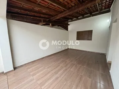 Casa com 2 Quartos para alugar, 90m² no Santa Mônica, Uberlândia